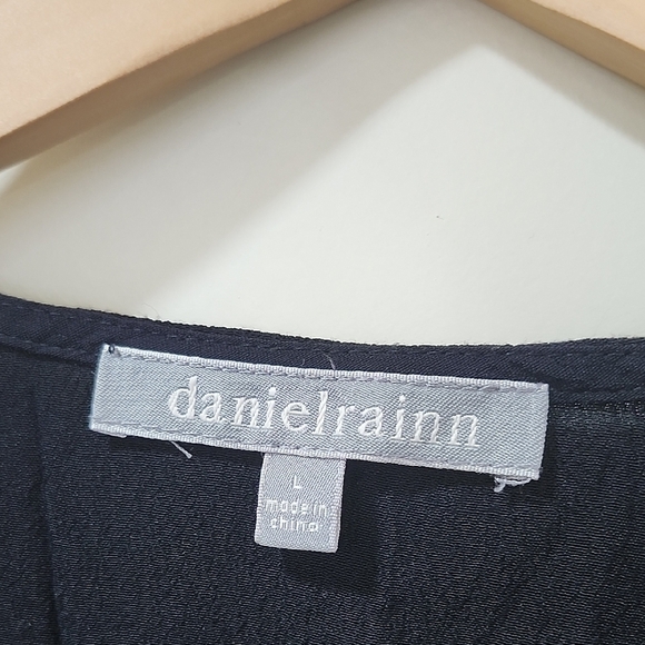 Daniel Rainn Black V-Neck Sleeveless Blouse - Picture 2 of 7